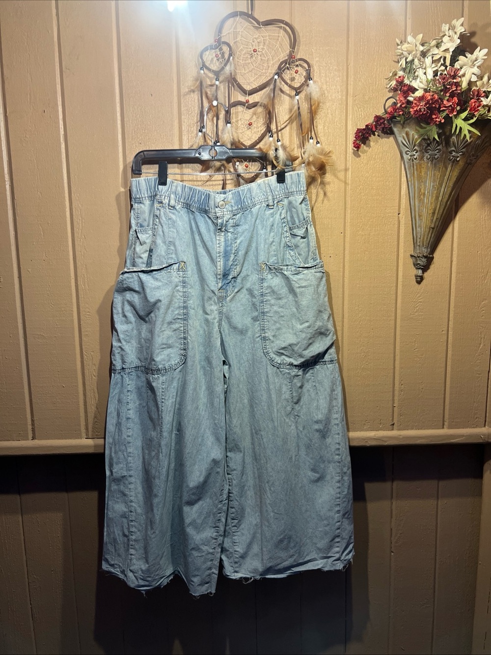 We The Free Wide-Leg Light Wash Blue Denim Jeans Relaxed Fit Pockets raw Hem M/L